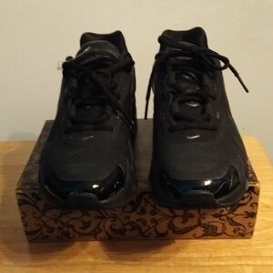 New Women's Nike Black Low-Top Lace-Up Sneakers Size 9